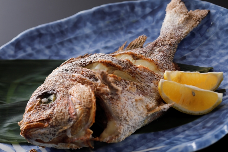 名物料理の鯛姿焼き