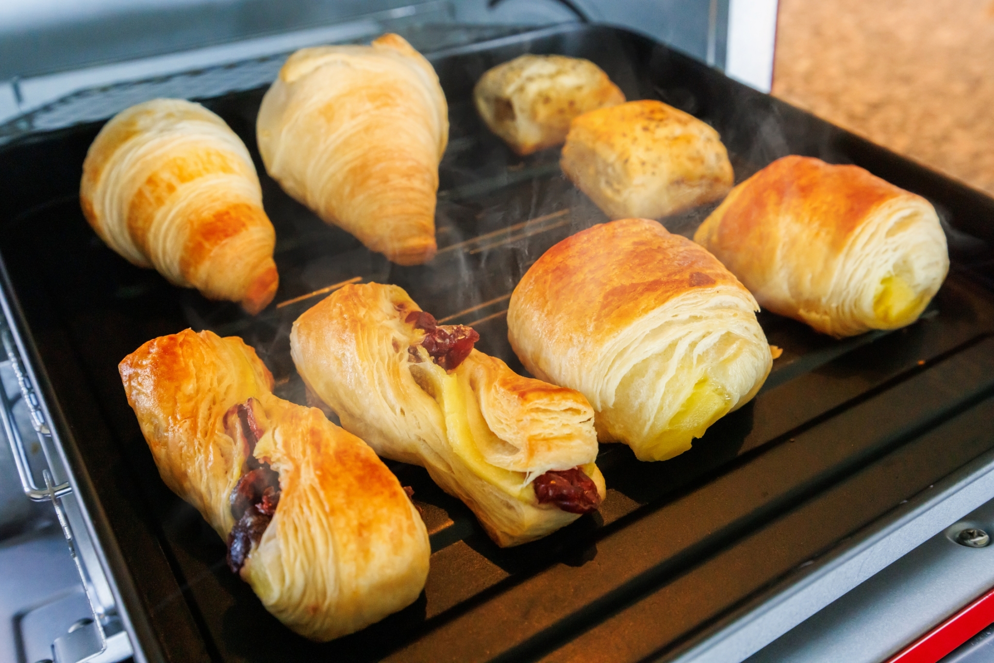 お部屋のキッチン備え付けのオーブンで焼いていただきます。