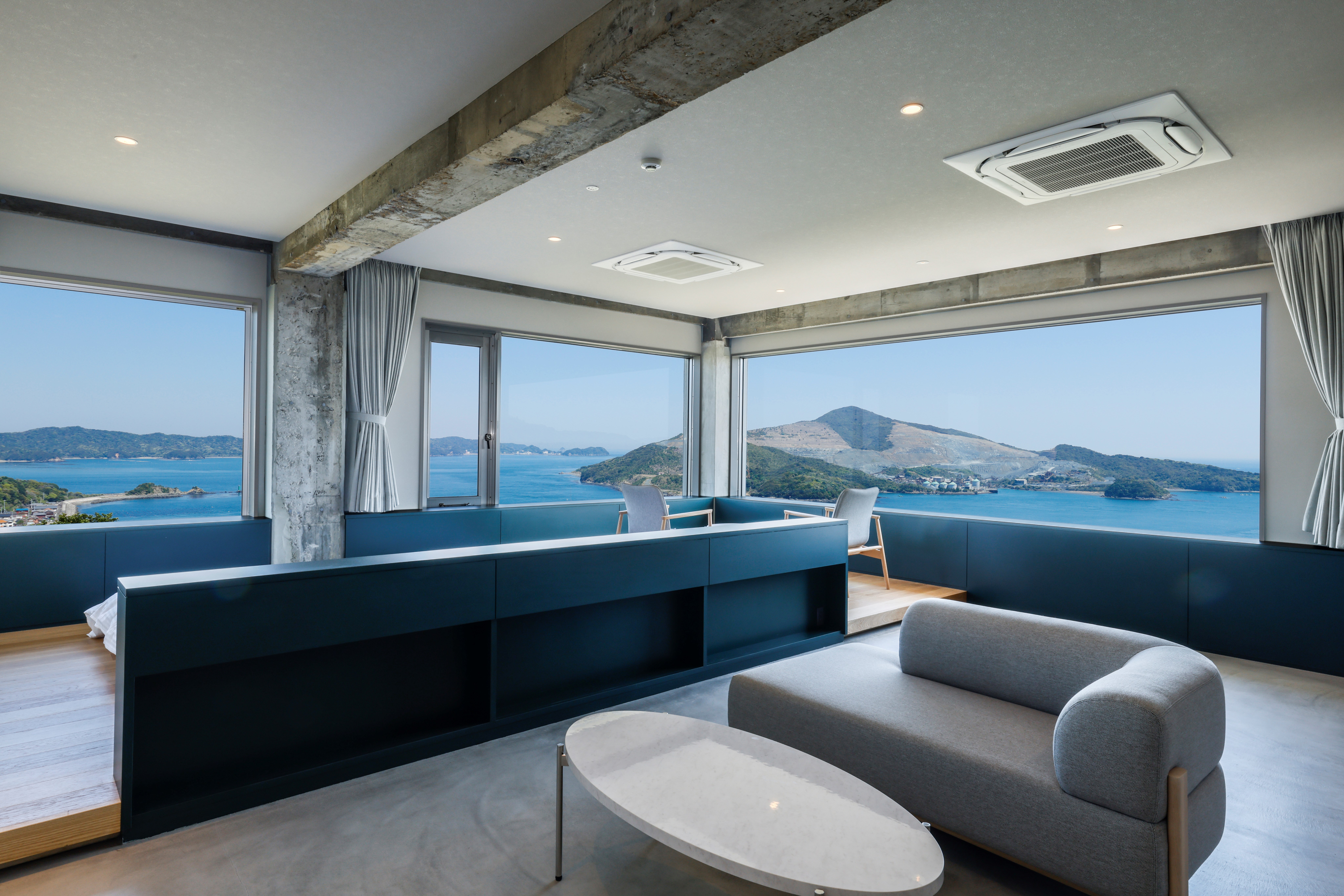 【茜】海と離島を望むデラックスルームでおくつろぎください。