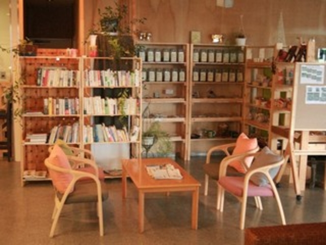 フロントの横には様々なジャンルの本や各種ハーブ、ウェイティングスペースもご用意しております。