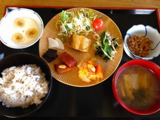 喜多方産コシヒカリ、醤油や味噌など調味料もふくめて、地元食材をとりいれた朝食。 