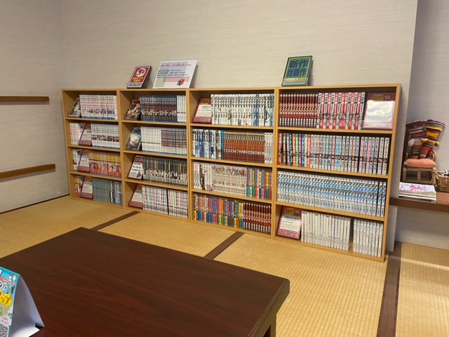 1階休憩場所に漫画500冊を設置しました。最新の漫画から往年の名作まで取り揃え。
