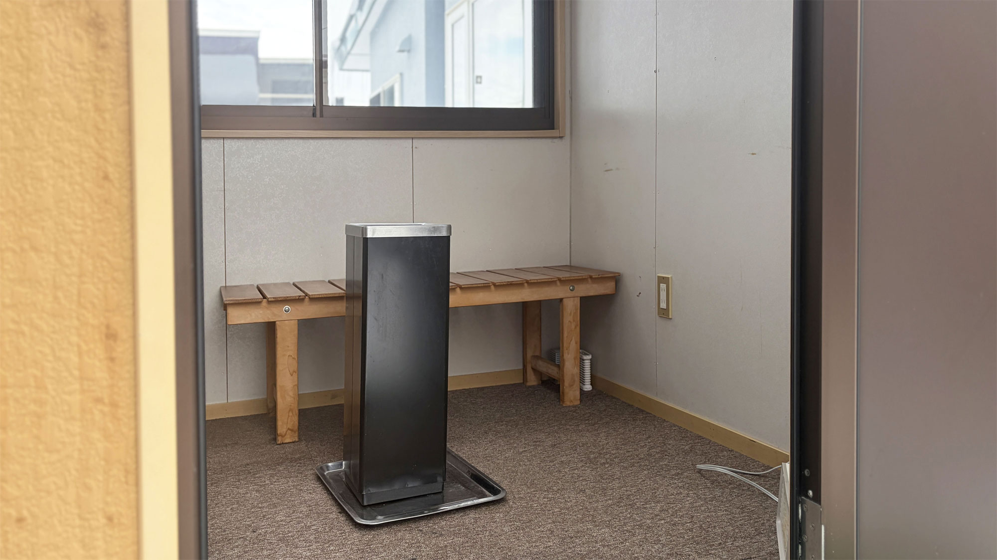 【喫煙所】喫煙所にはベンチを設置しております。