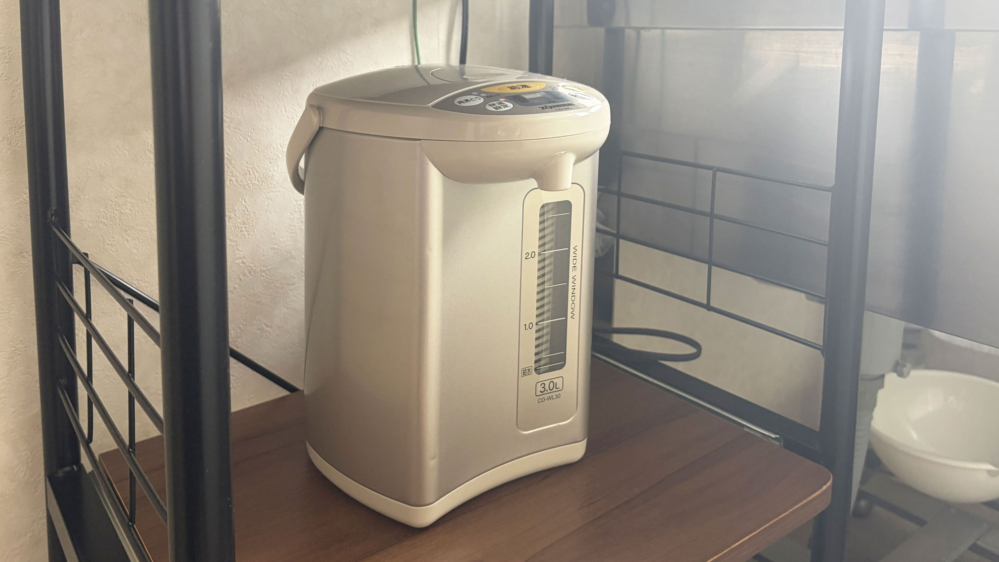 【電気ポット】電気ポットをパブリックスペースにご用意しております。ご自由にお使いください。