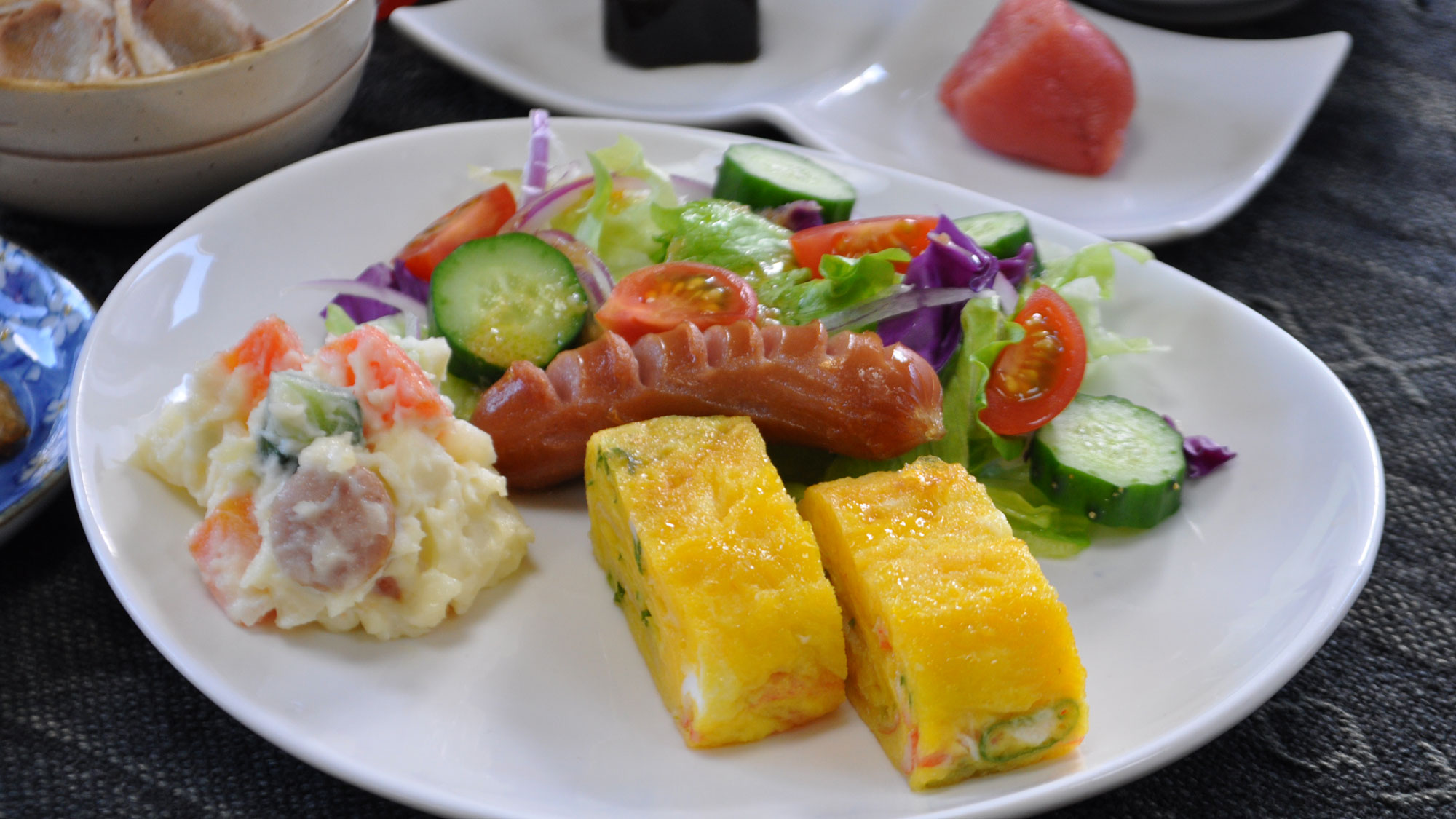 【ご朝食】緑黄色野菜、サラダ、卵料理の一例