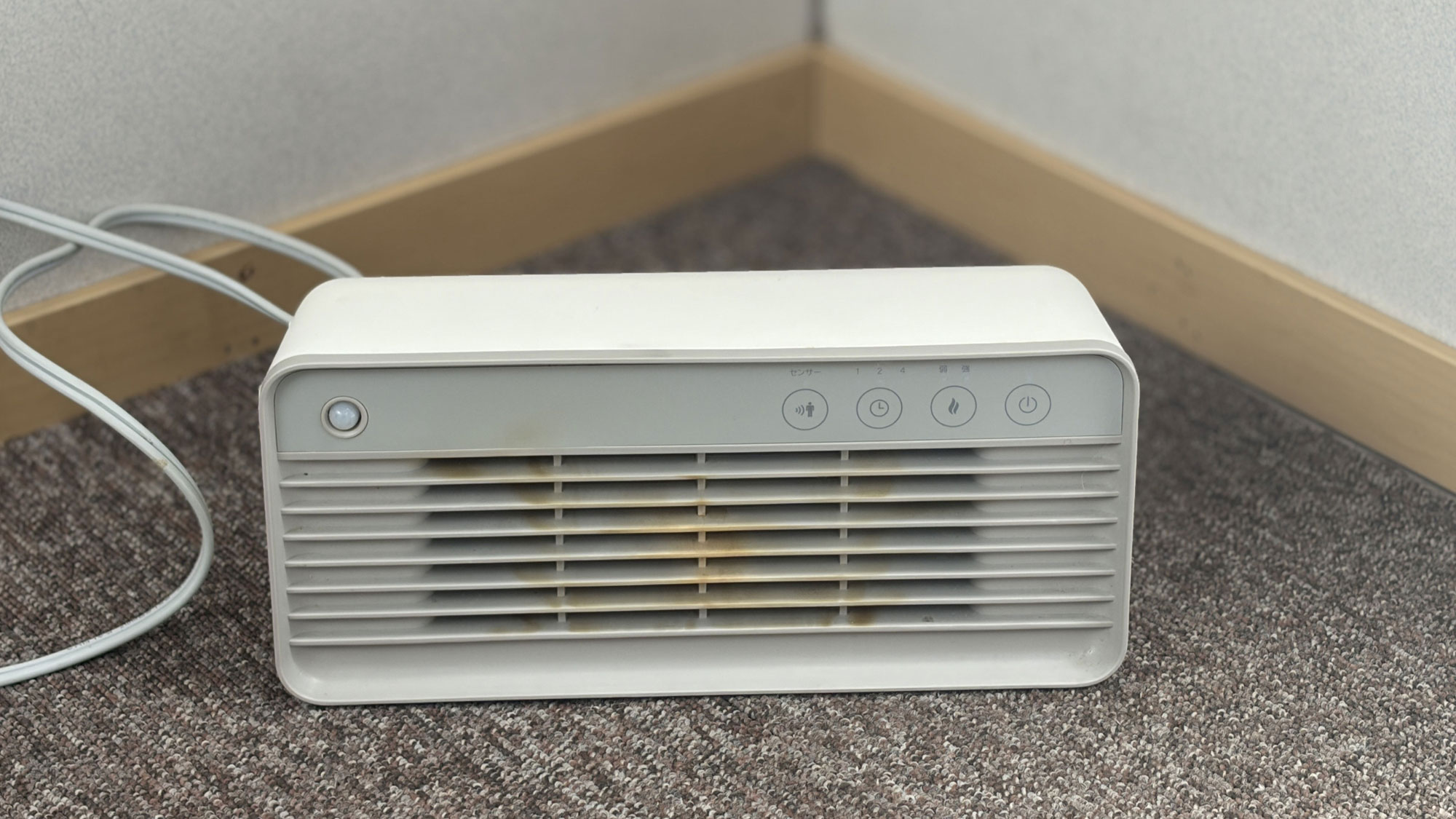 【簡易ヒーター】冬季でも安心してご利用いただけるよう、屋外喫煙所には簡易ヒーターを設置しております。