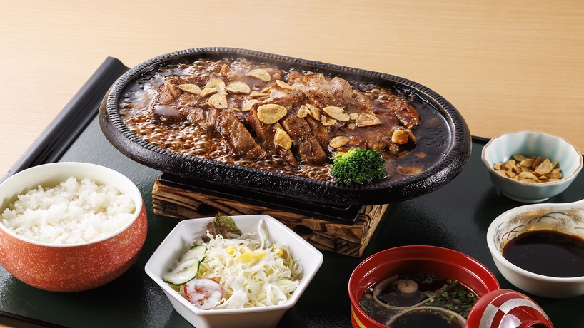 【夏季限定】1泊夕食｜赤身の旨みと脂の甘み！＜トンテキ300gセット＞熱々パワーでスタミナチャージ♪