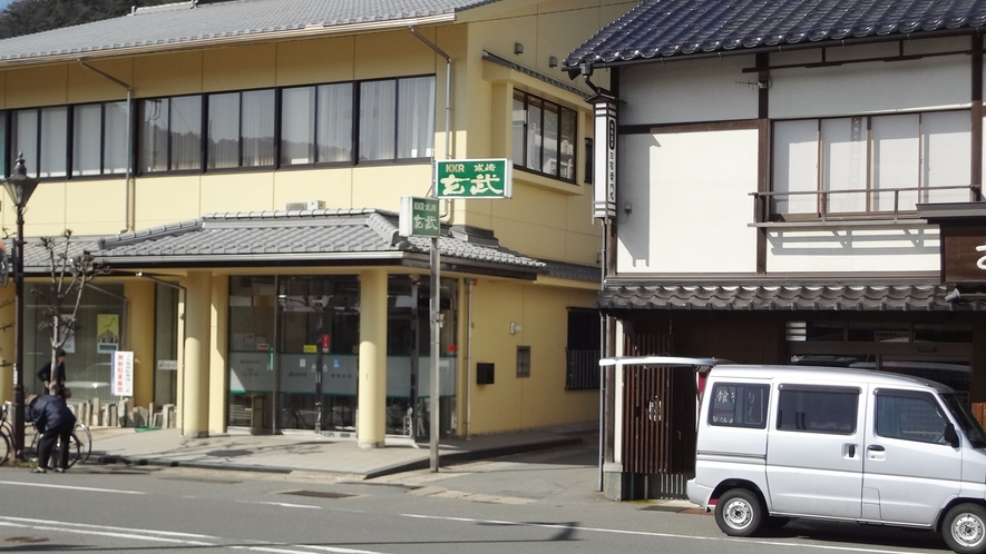 *【城崎温泉駅前からの当館入り口】こちらの店舗脇の道路より当館へお入りください