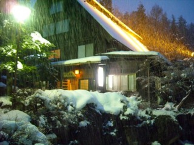 雪のライトアップ（25年12月22日撮影）