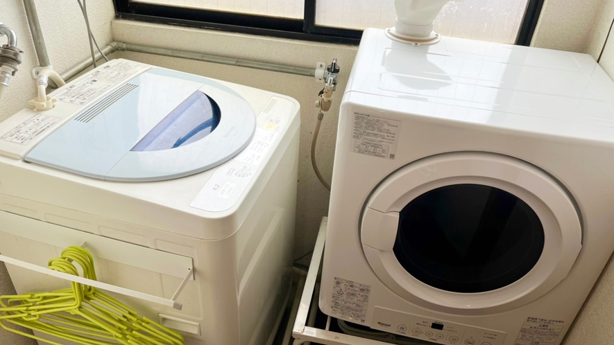 【共用スペース】洗濯機＆乾燥機有り〼。長期滞在でも安心