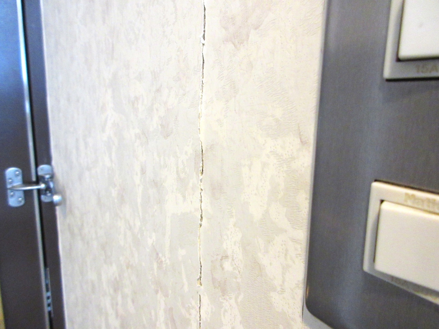 【訳ありプラン】壁紙にヒビ割れあり！