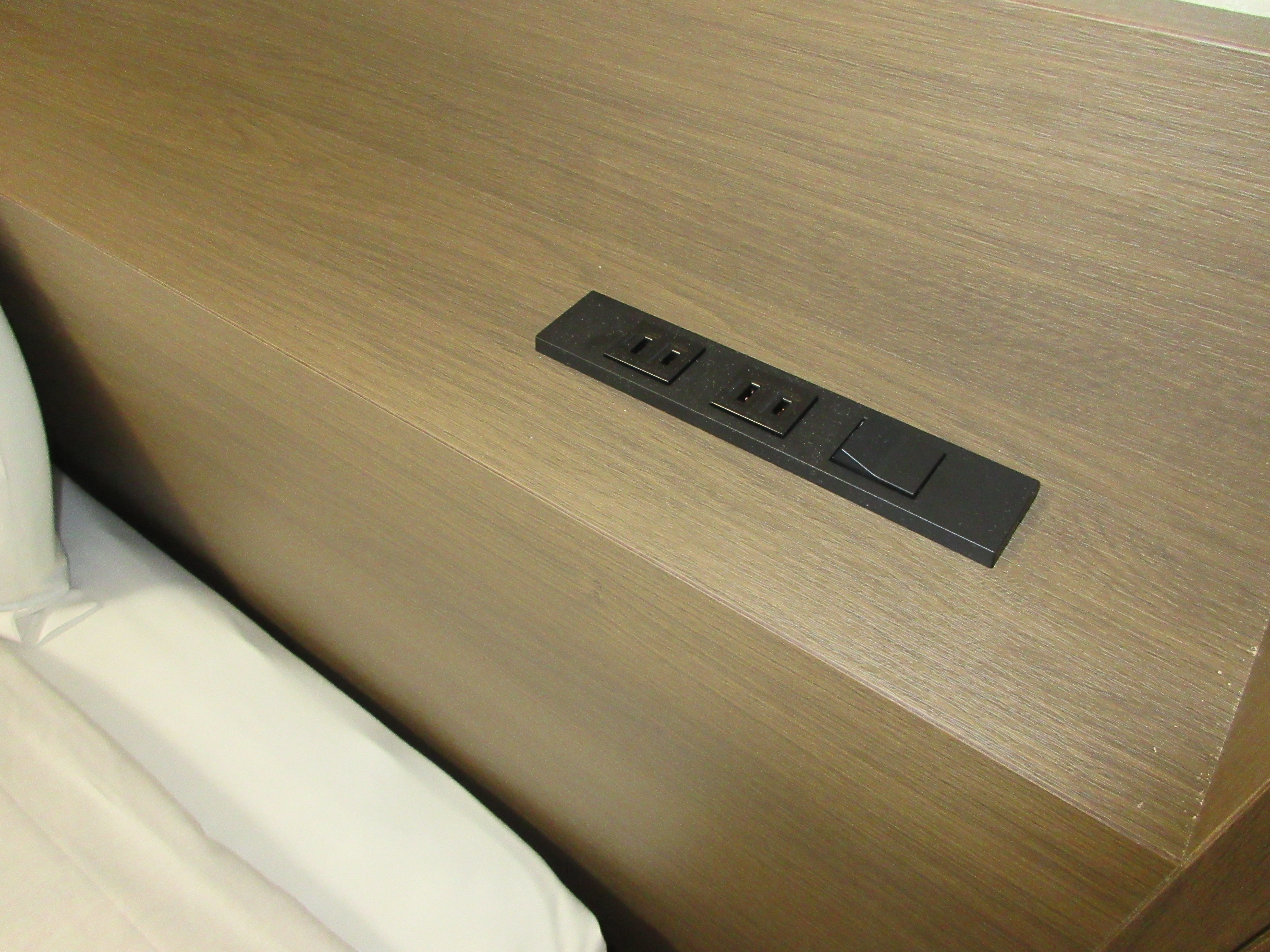 ベッドボードコンセント