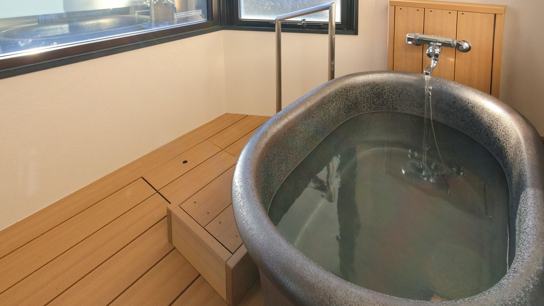 スーペリア露天風呂付和室　※客室露天風呂の一例/画像の浴槽は温泉ではございません