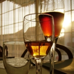夕焼けに佇むワイングラス