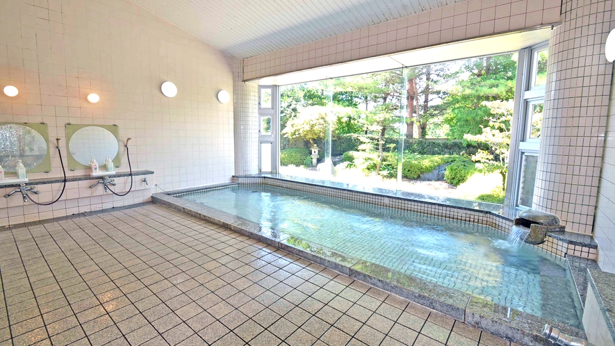 *大浴場/日本庭園に面した開放感の高い浴室。温泉ではありませんが、ゆっくりとくつろげると好評です。