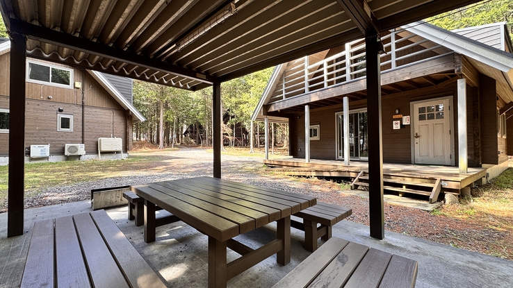 ≪木が香る新コテージ≫アメニティ付き★日帰り温泉割引特典、ウッドデッキで森林浴【素泊り】