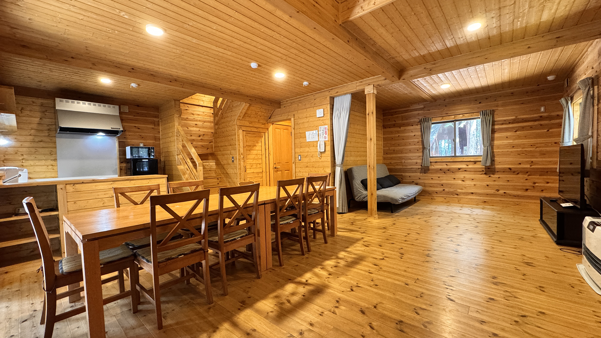 ◆【新コテージ】 10人用　入口から見たコテージ内