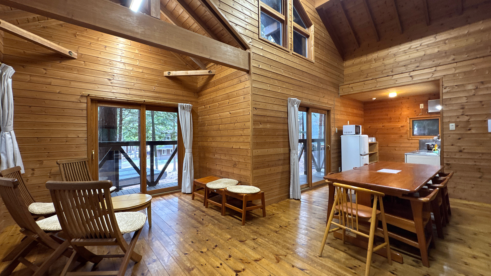 ◆【旧コテージ】10人用 　広々とした室内　デッキにも出られます