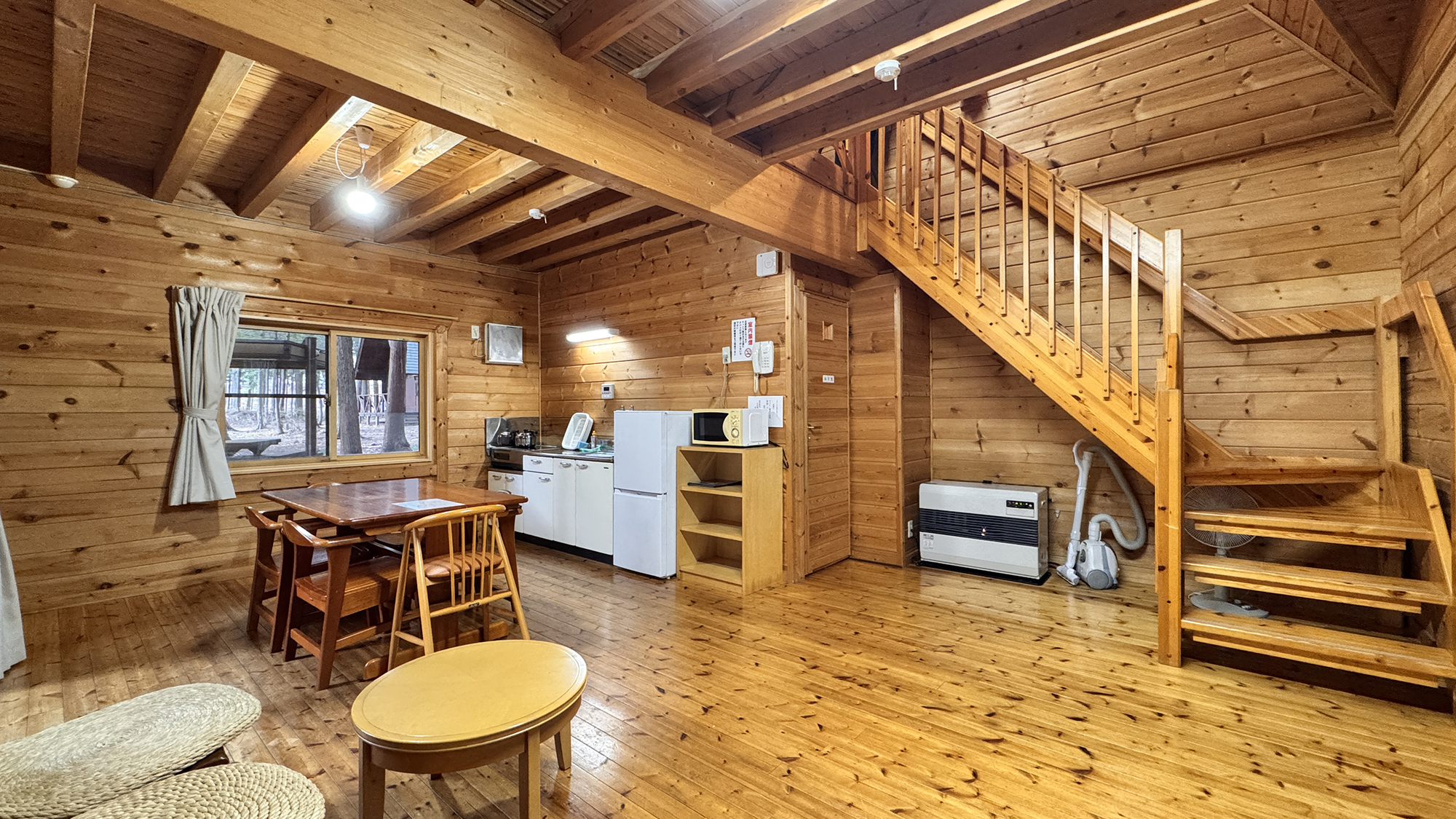 ◆【旧コテージ】 5人用　丸みのある椅子とキッズ用の椅子を揃えました