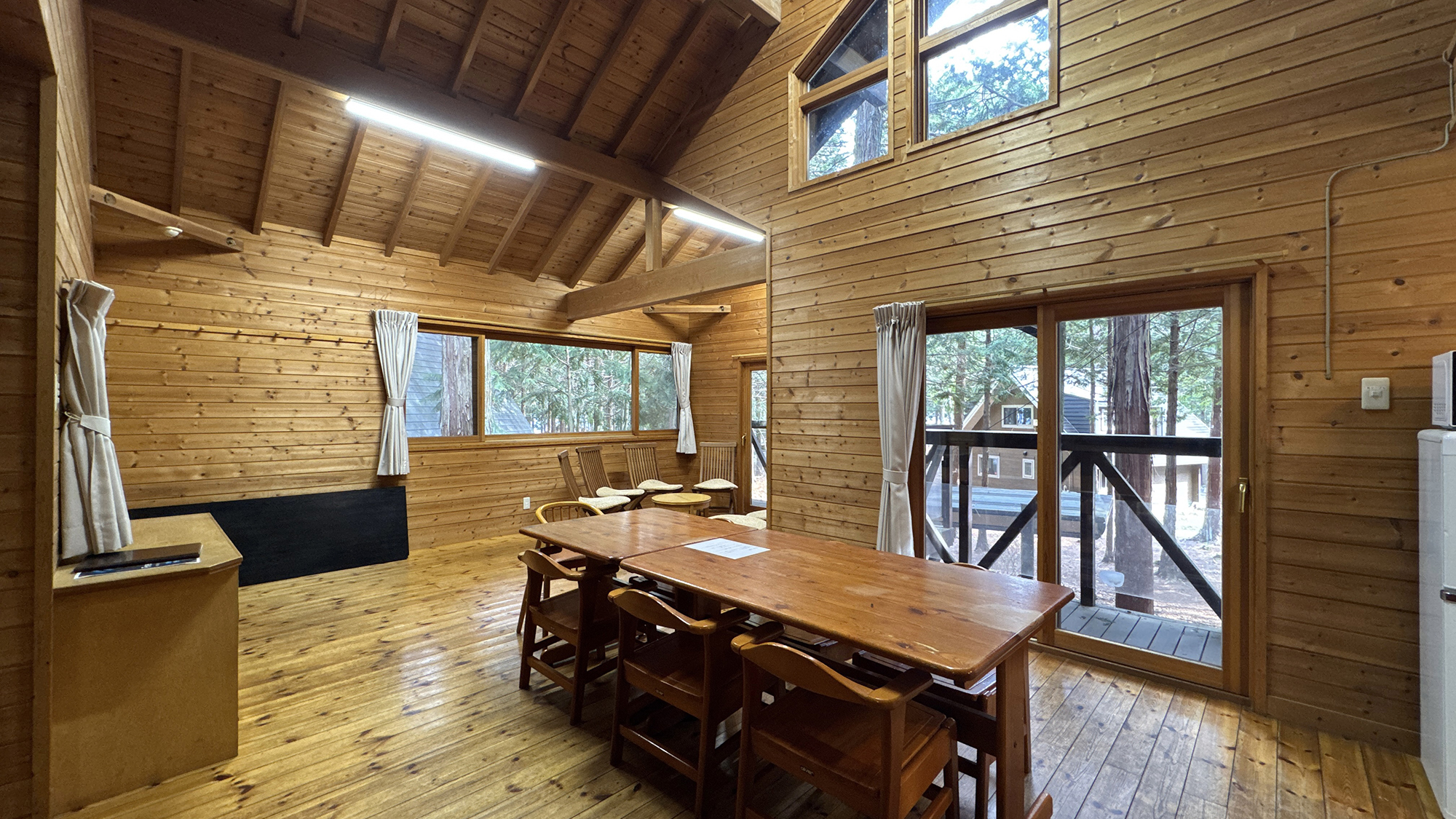 ◆【旧コテージ】10人用　高い天井で開放的なリビング