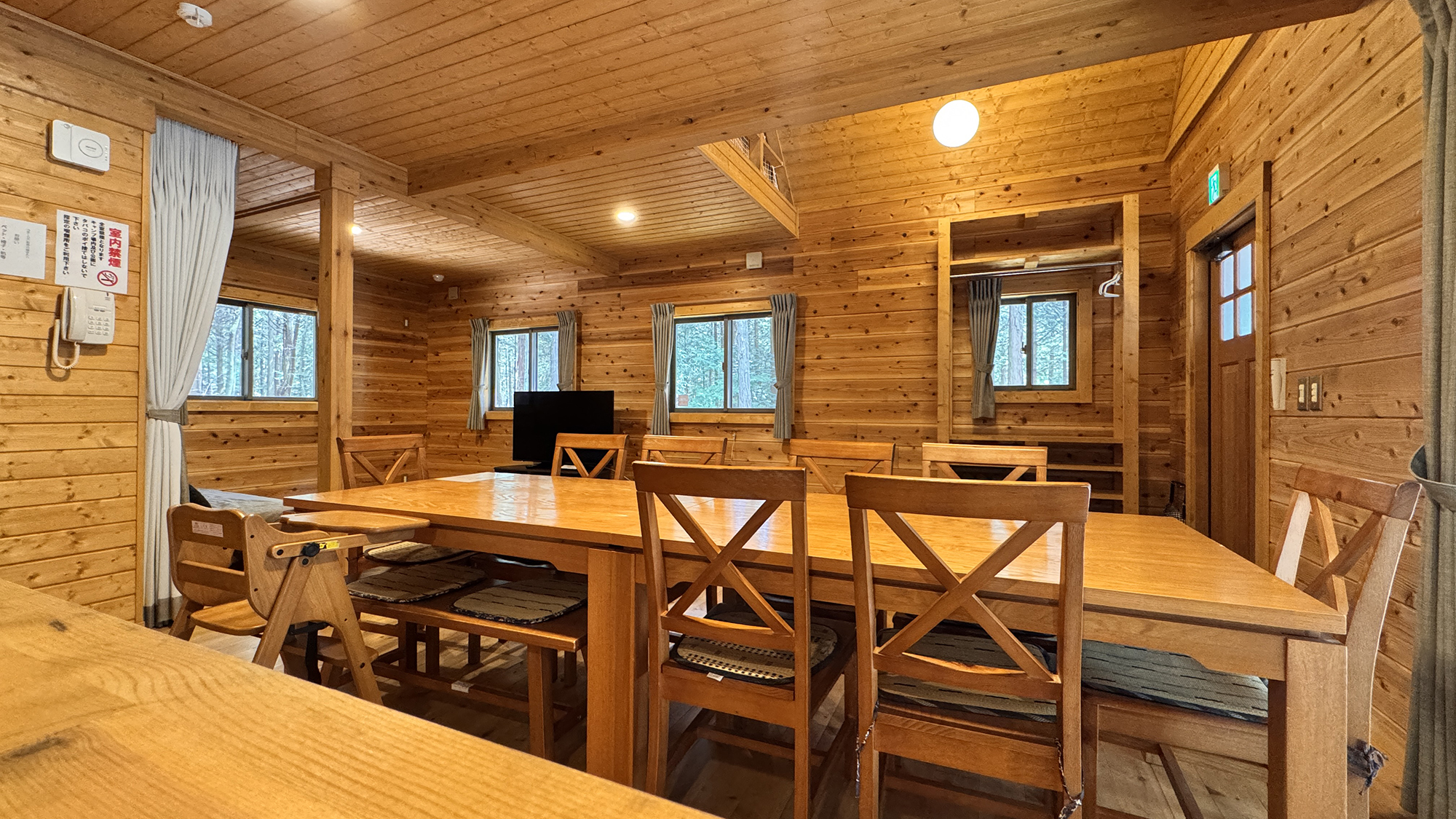 ◆【新コテージ】10人用 リビング　大きなテーブルでみんなで食卓を囲めます