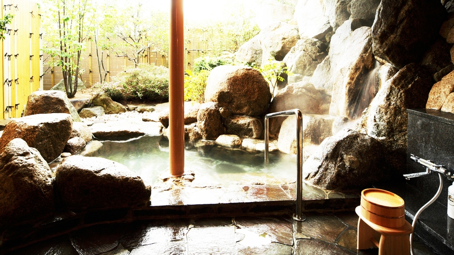 *<貸切家族風呂>内湯と露天風呂の両方で、周囲に気兼ねなく温泉がお愉しみいただけます。