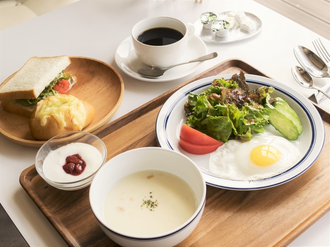 朝食のパンは北海道産小麦を使った自家製　ふっくらやわらかを愉しんでください