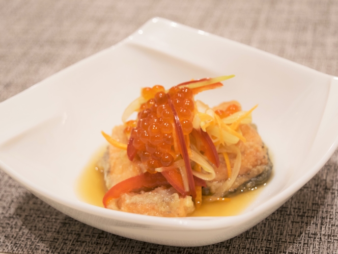 夕食でお出しする前菜の一例　秋は鮭を使ったメニューを