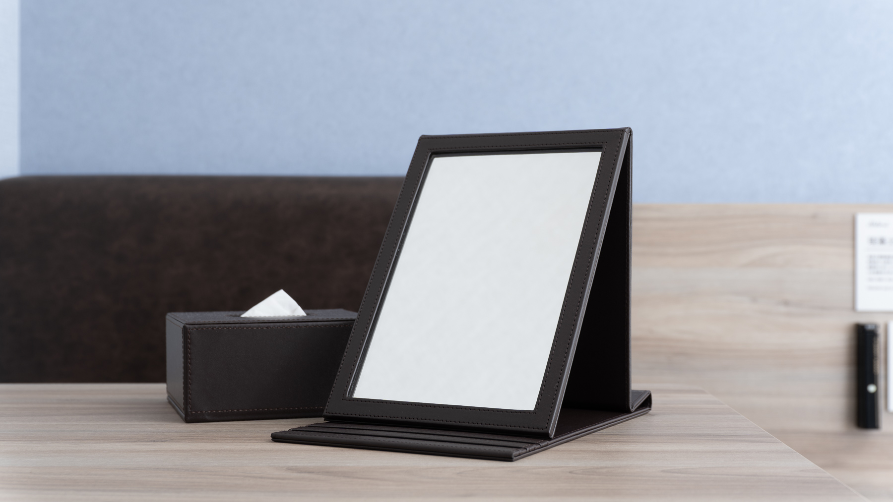 手鏡。身だしなみを整えるのにご活用ください。