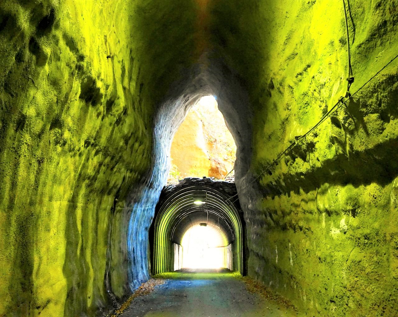 養老渓谷不思議トンネル