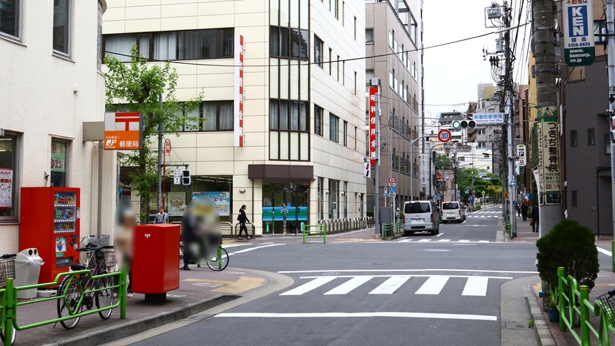 【④八丁堀駅】新富町郵便局交差点を左折し、当館が左側に見えます。