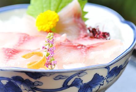 料理の一例（鯉あらい）