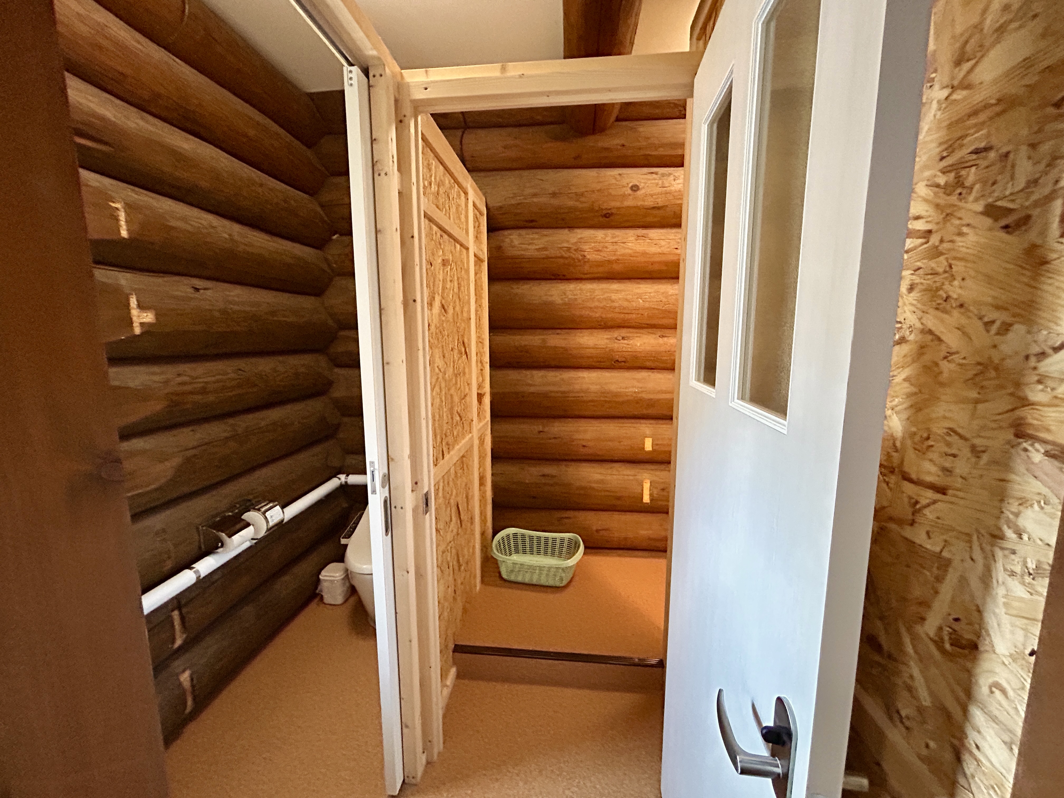 ログハウス_トイレとシャワー