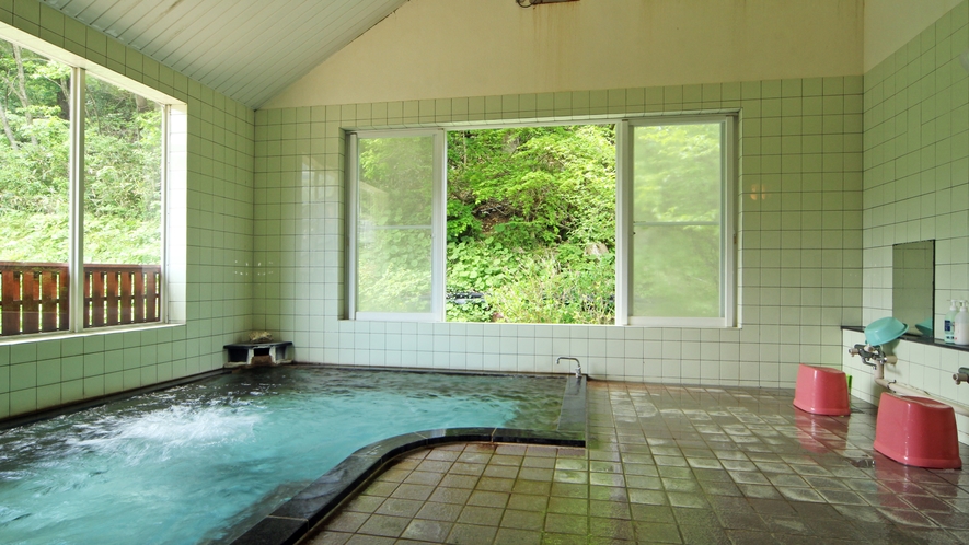#【温泉】自然に囲まれ、四季折々の景色を楽しめる大浴場でのんびりとお寛ぎください。　