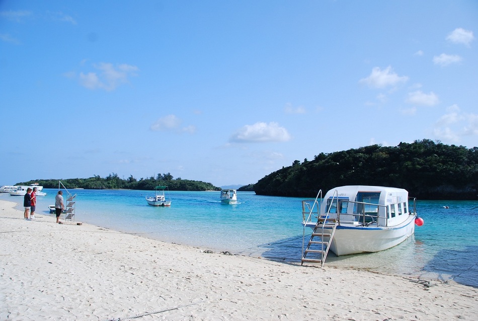 Kapal kaca berhenti di Teluk Kabira di Pulau Ishigaki