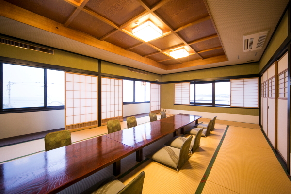 Wide room accommodating 12 people