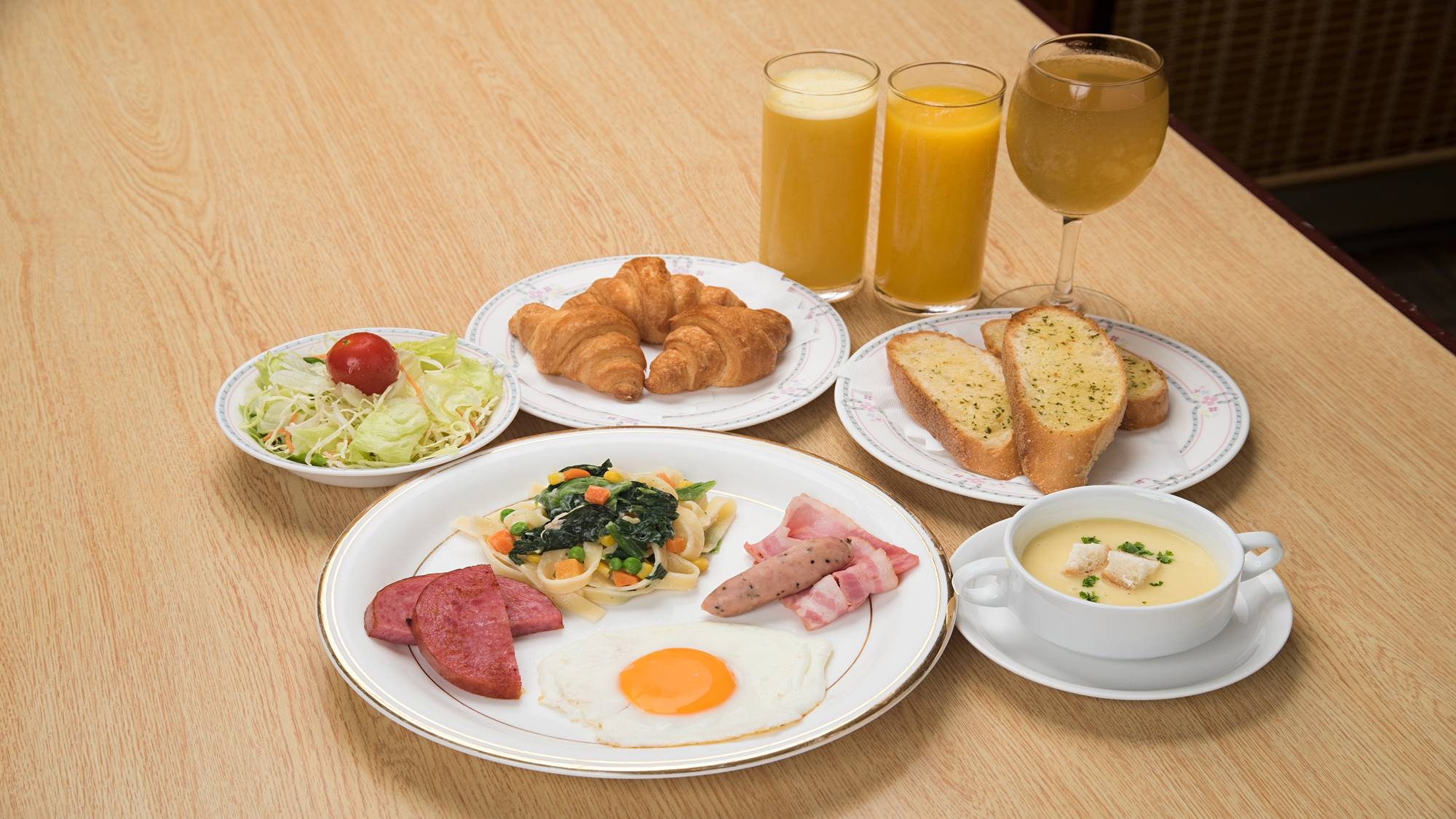 【エメラルドグリーンの海がすぐそこ！】日替わり朝食を食べて1日の始まりを元気に！/朝食付プラン