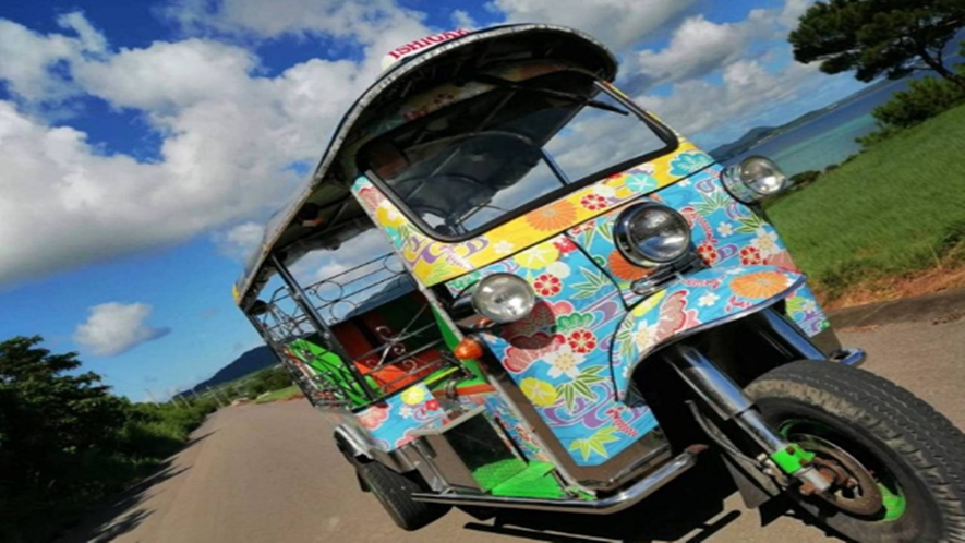 *東南アジアなどでタクシーとして用いられる三輪車【トゥクトゥク】石垣島でも体験できます！