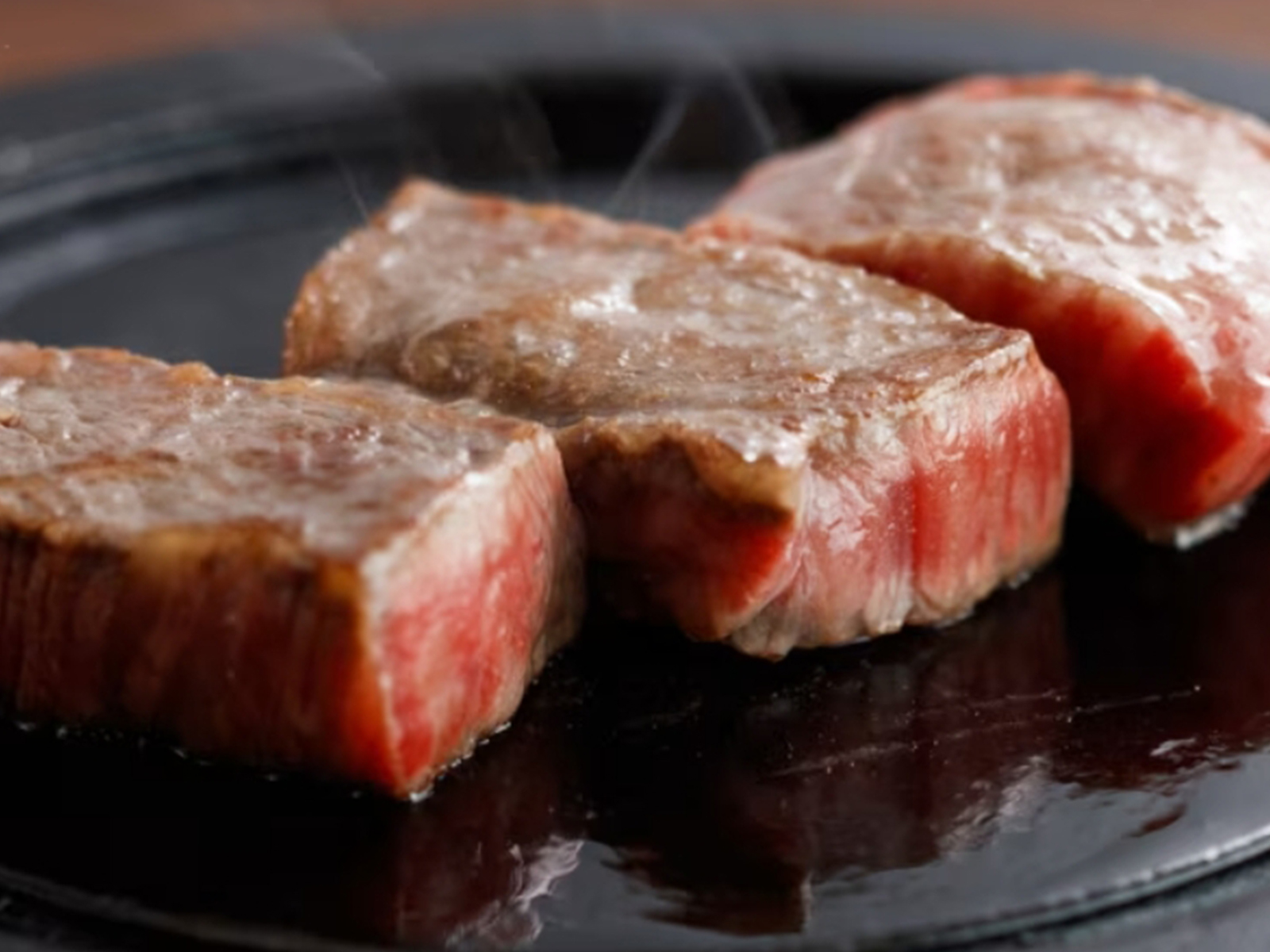 ジューシー＆とろける旨さ！「熊野牛陶板焼き」(贅沢自由食プラン)