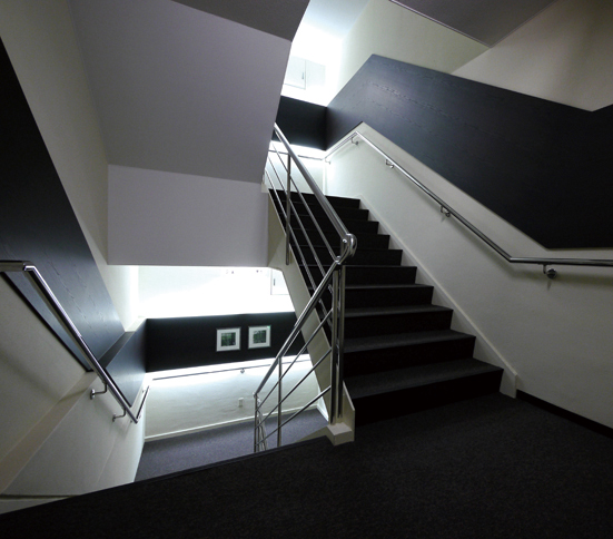 ご注意：客室（２Ｆ・３Ｆ)へは階段を利用頂きます