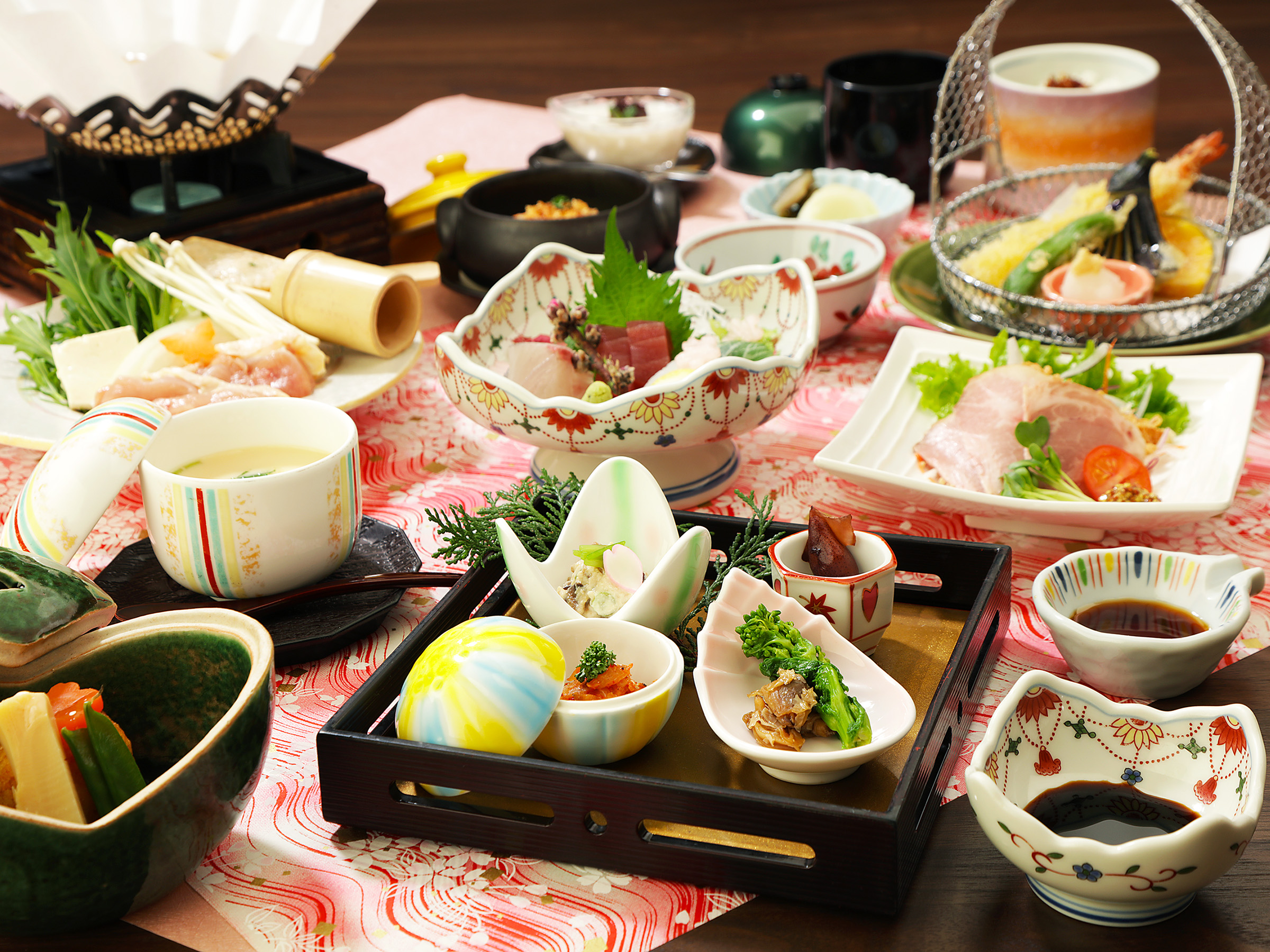 旬の食材を盛り込んだ季節の懐石料理です。料理長が腕によりをかけた絶品懐石をご堪能ください。