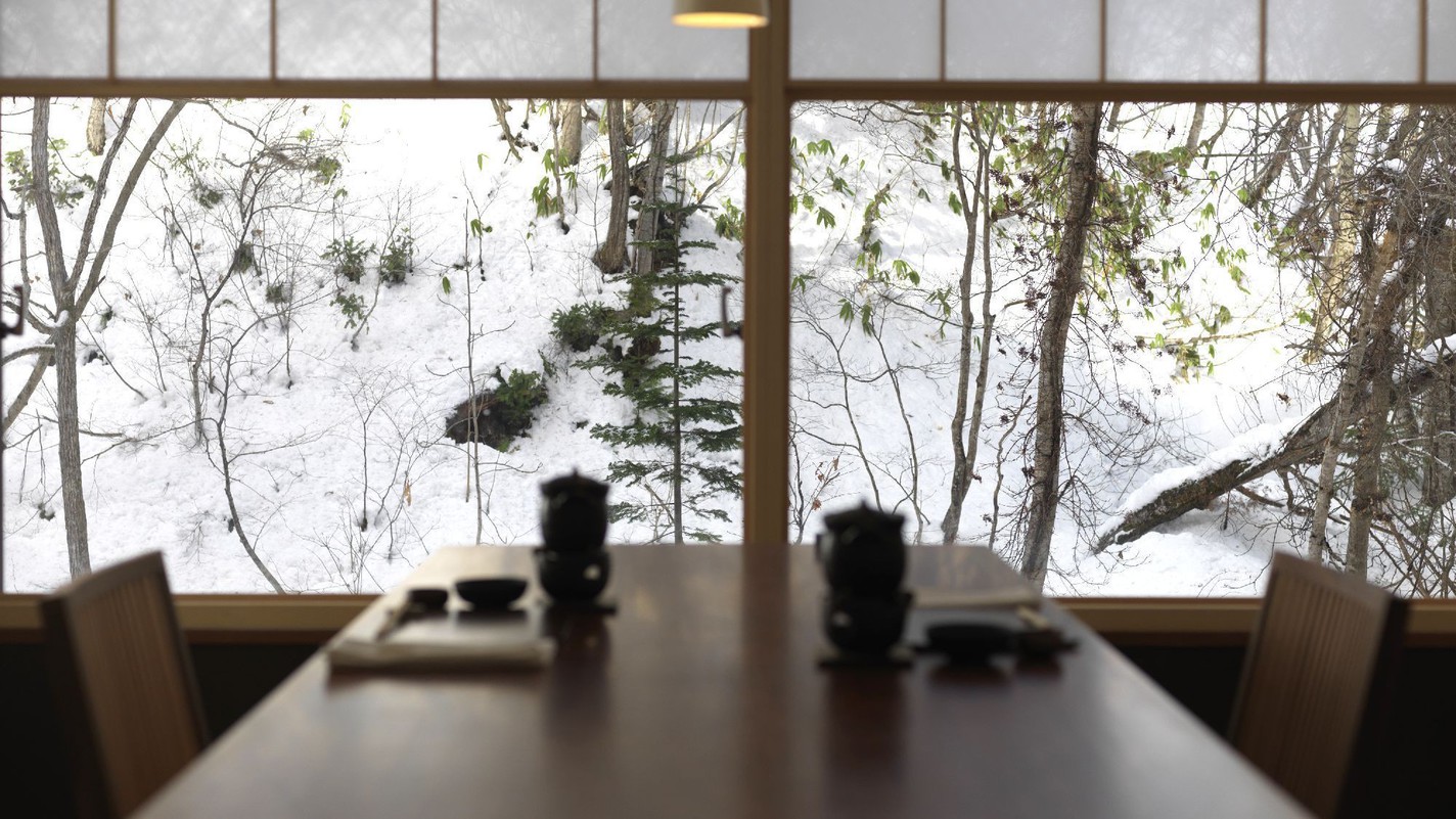 ◆料理屋 松籟（しょうらい）／あたたかな杢のぬくもり感じるお食事処。ニセコの旬彩をお愉しみください。
