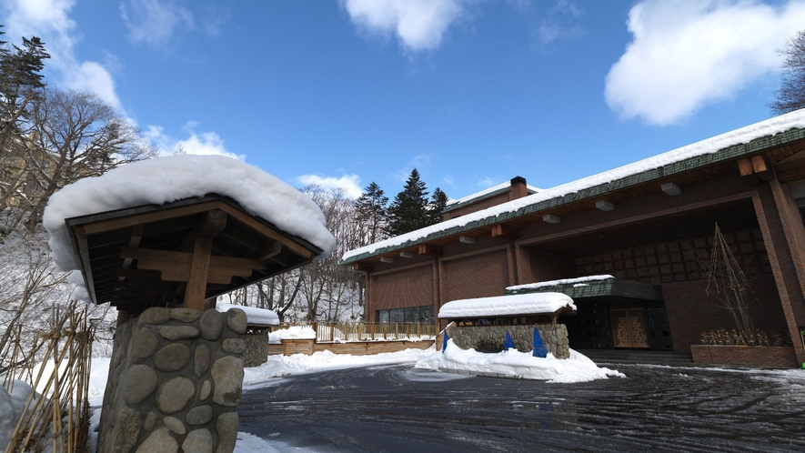 ◆外観（冬）／杢のあたたかさを感じる温泉旅館です。冬は綺麗な雪景色が広がります。