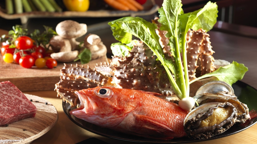 ◆ご夕食／特別会席「鉄板焼会席」新鮮な魚介・肉・野菜を目の前で調理（ある日の一例)