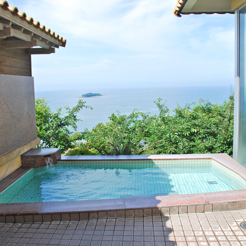 Enjoy a relaxing time with the sound of the waves and a spectacular view!