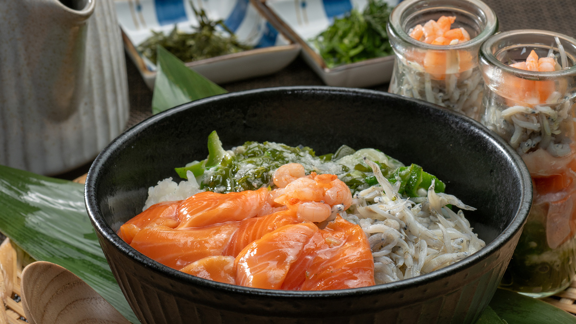 【朝食ビュッフェ】名物「ワシン丼」は、みやぎサーモン他山海の幸がたっぷり♪熱々ごはんにのっけてどうぞ