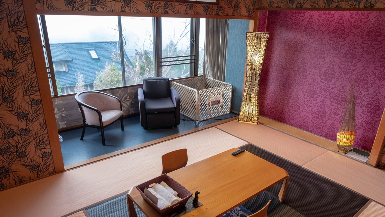 全室箱根連山ビューの眺望、お部屋はわんちゃんも一緒のお布団で添い寝ができます。