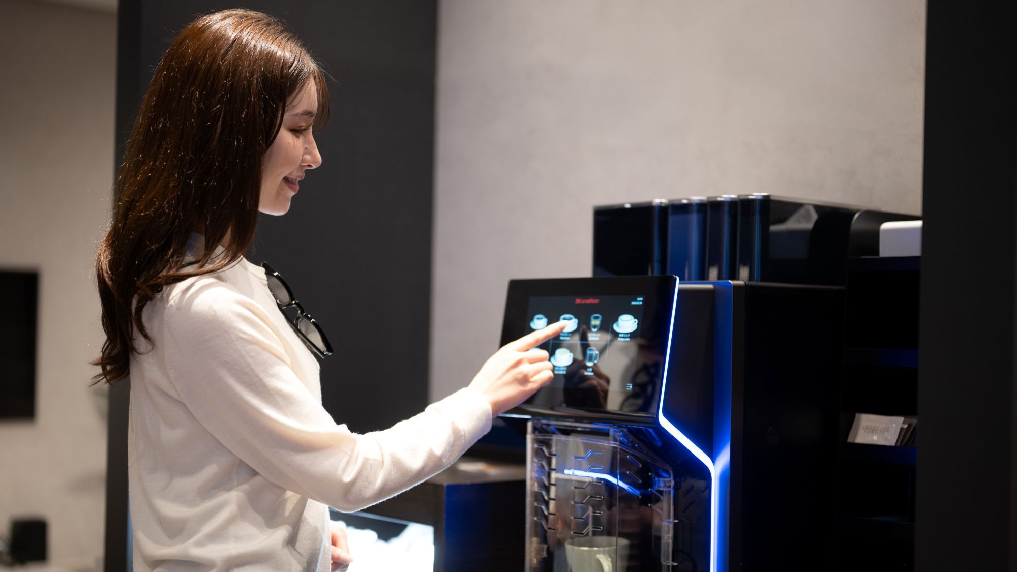 ご宿泊者無料のコーヒーを片手に、思い思いの時間をお過ごしください。