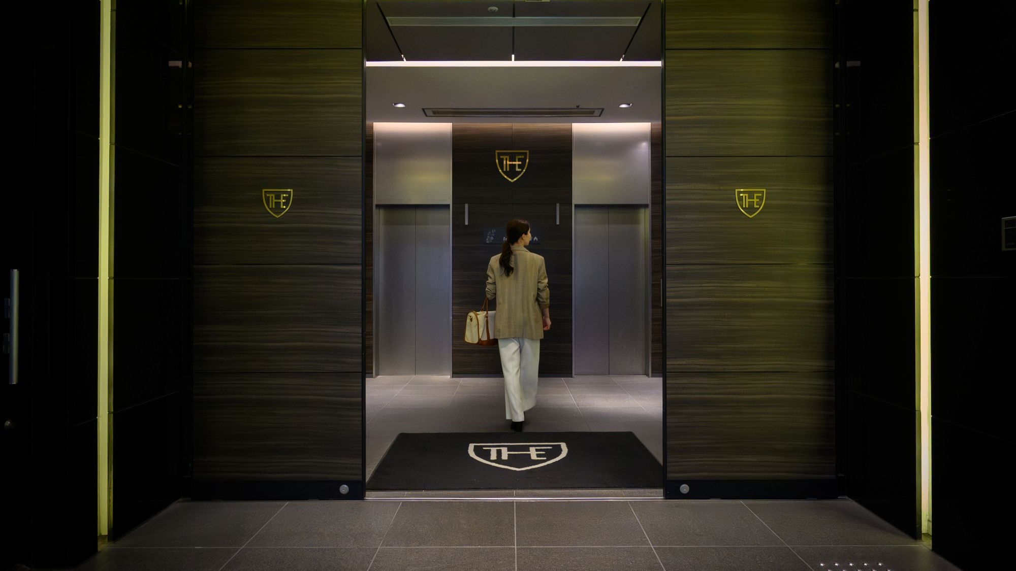 ホテル2Fにフロントがございます。