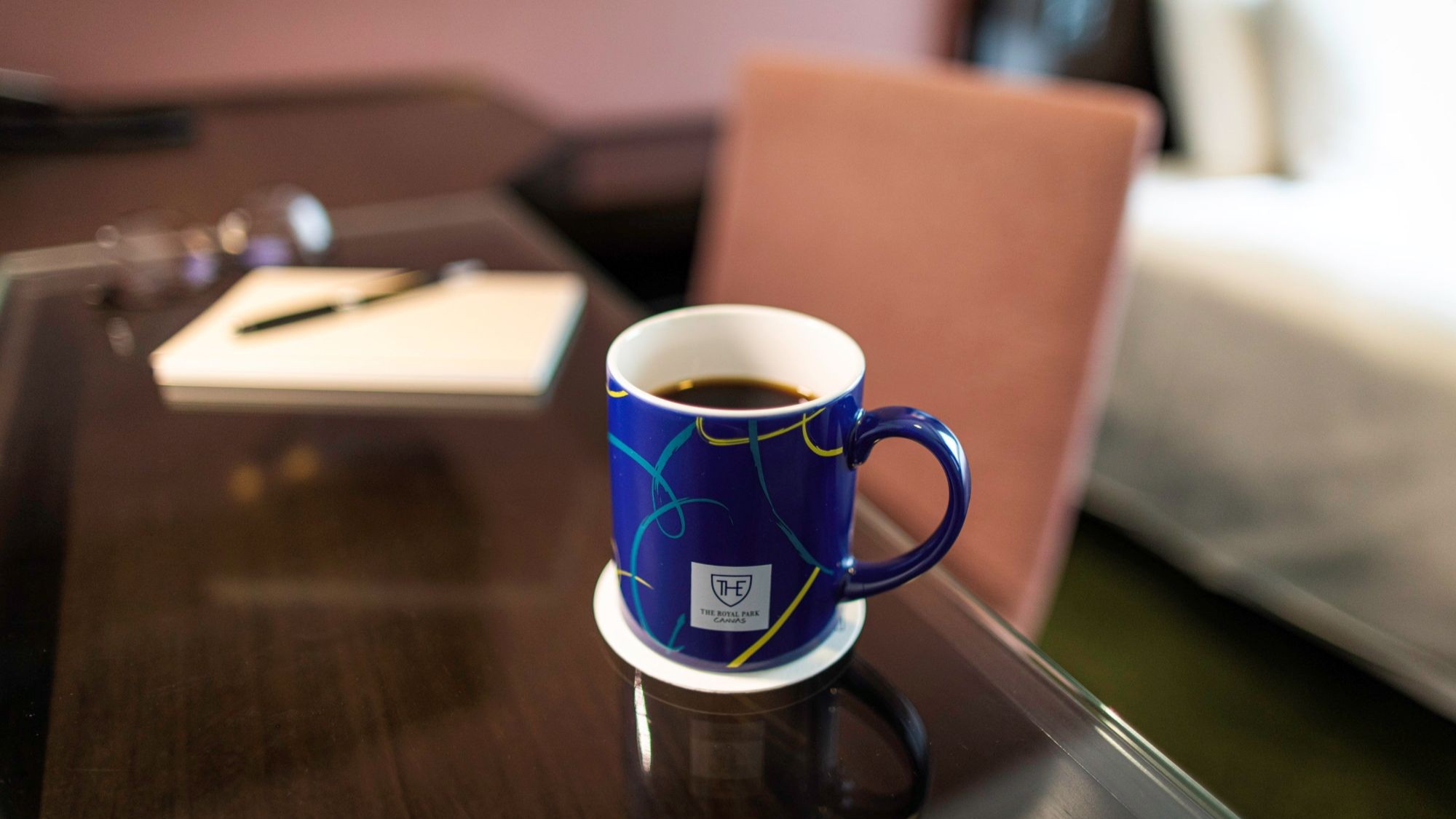 PC作業のしやすいデスクを備え、ビジネスユースにも最適です。